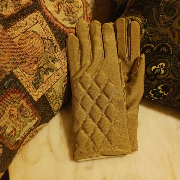 NWOT Isotoner Taupe Driving Gloves, Size Medium - Picture 2 of 7